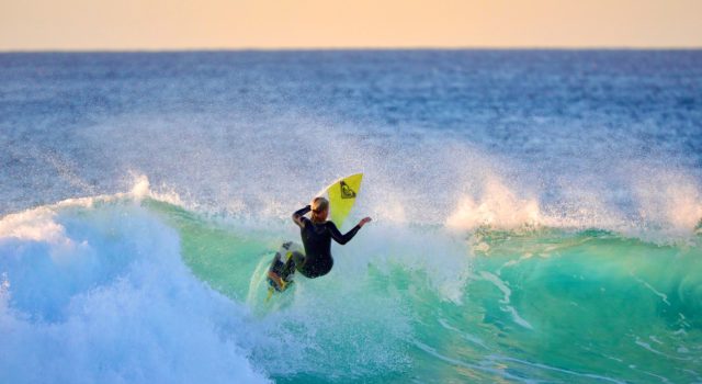 Rosina Neuerer surft vor der Küste Fuerteventuras.