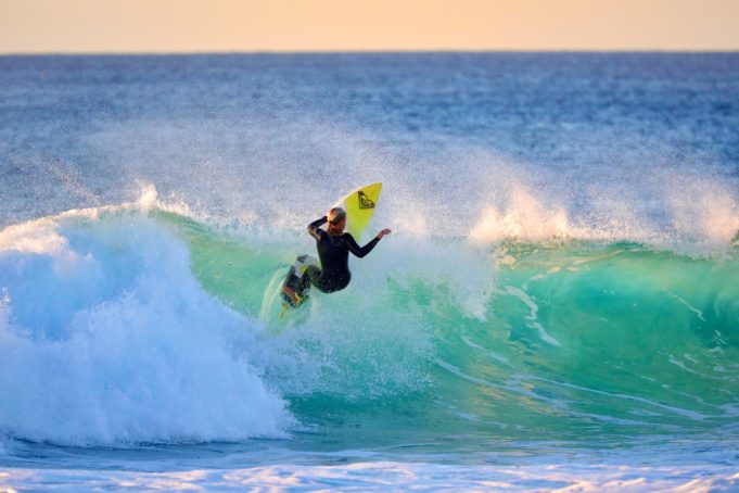 Rosina Neuerer surft vor der Küste Fuerteventuras.